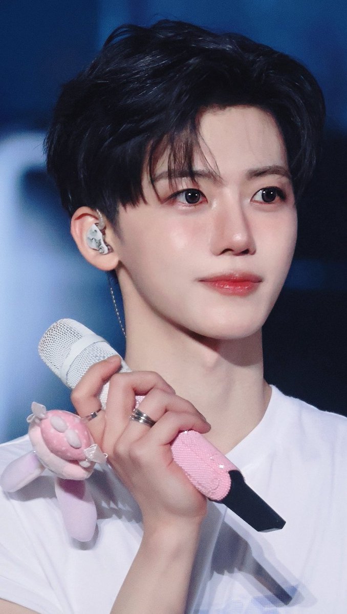 Lyoonhan's tweet photo. Does Wonyoung and Jaemin know they're both the Pink Princess who has Pink sparkly mics ✨🩷 https://t.co/MRYnvtvEUA