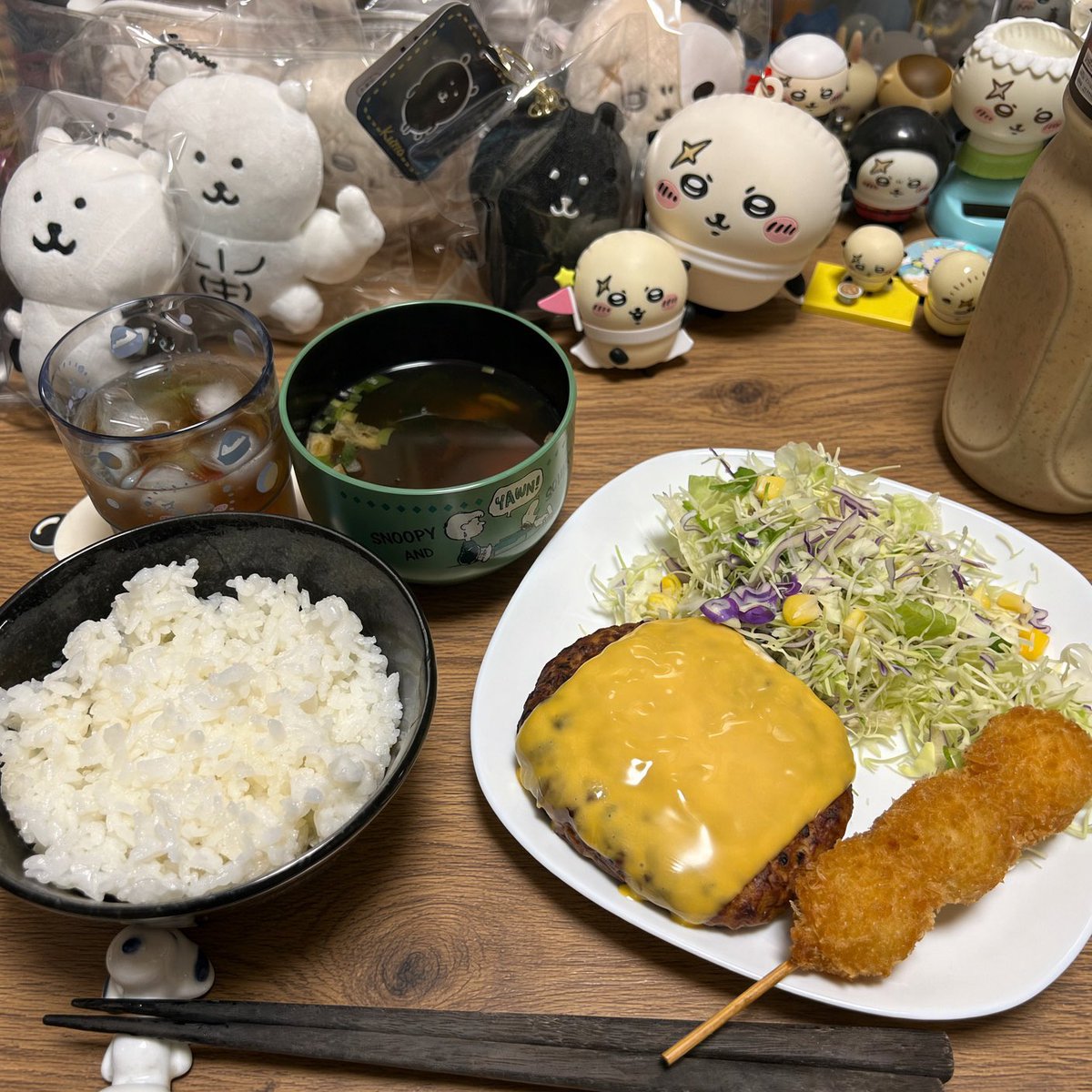 jangoool's tweet photo. 10月23日金曜日

お疲れ様っす
忙しかった今週だったけど
やり切った気持ち良さだけが残って爽快感

晩メシは
チーズハンバーグ
ウズラの卵串カツ
サラダ
味噌汁 https://t.co/friUpm1qdh