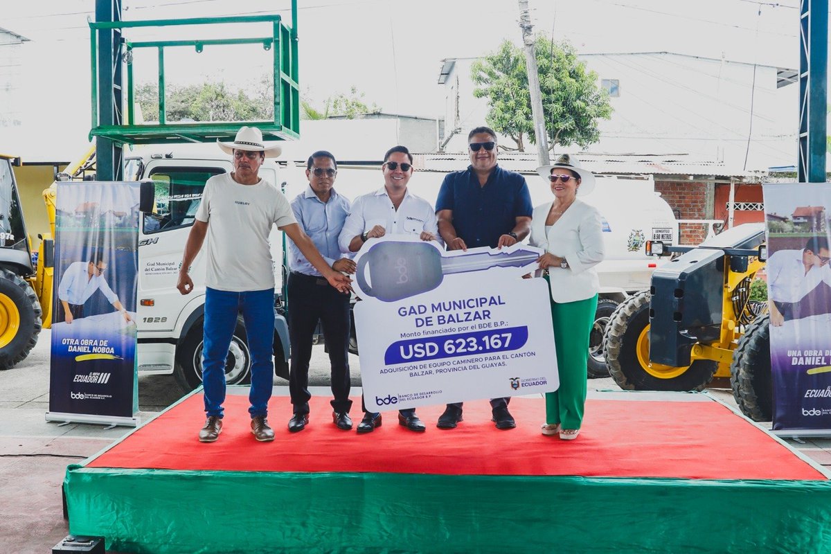 WashingtonAPP19's tweet photo. El BDE entregó nuevo equipo caminero al GAD Municipal de Balzar con una inversión de $623.167. La maquinaria (motoniveladora, retroexcavadora y tanquero) reforzará la prevención ante las lluvias y beneficia a más de 58 mil habitantes. 🚜🌧️ #Balzar #Prevención #Ecuador https://t.co/qAjqiH2gN2