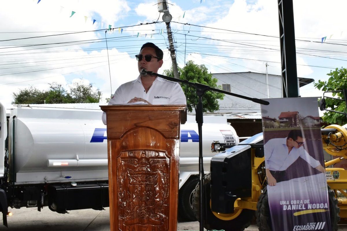 WashingtonAPP19's tweet photo. El BDE entregó nuevo equipo caminero al GAD Municipal de Balzar con una inversión de $623.167. La maquinaria (motoniveladora, retroexcavadora y tanquero) reforzará la prevención ante las lluvias y beneficia a más de 58 mil habitantes. 🚜🌧️ #Balzar #Prevención #Ecuador https://t.co/qAjqiH2gN2