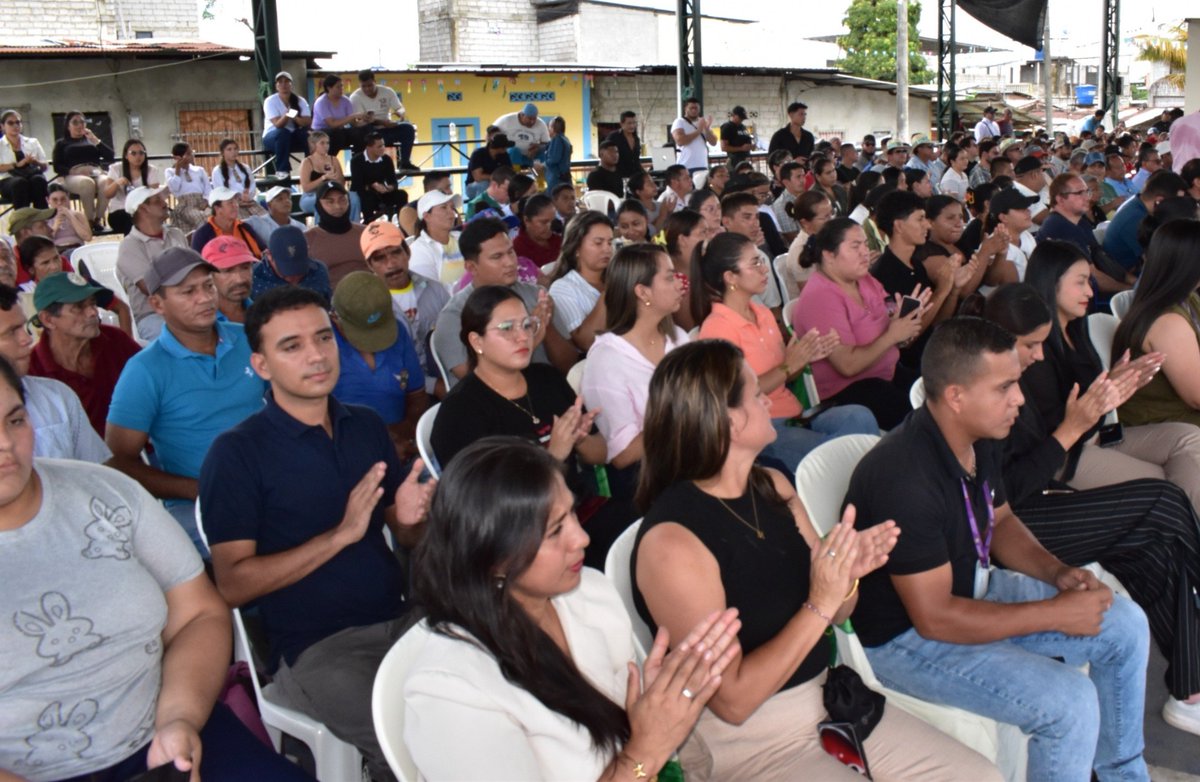 WashingtonAPP19's tweet photo. El BDE entregó nuevo equipo caminero al GAD Municipal de Balzar con una inversión de $623.167. La maquinaria (motoniveladora, retroexcavadora y tanquero) reforzará la prevención ante las lluvias y beneficia a más de 58 mil habitantes. 🚜🌧️ #Balzar #Prevención #Ecuador https://t.co/qAjqiH2gN2