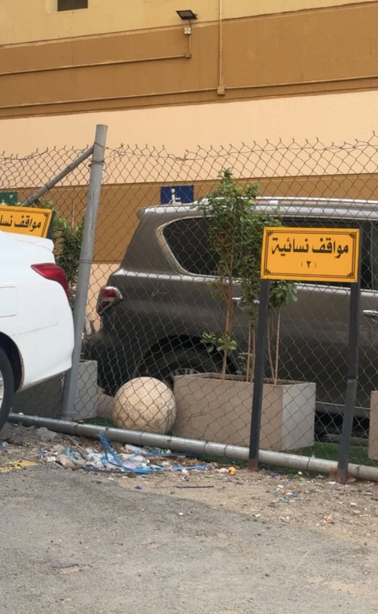 QL831's tweet photo. كذا كثير اغرب شي شفته هم ليه يعاملون البنت مثل معاملة ذوي الاحتياجات الخاصة https://t.co/q0lbsZ55jK