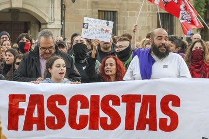 anitadelaoz's tweet photo. @EnBocaDe_Todos @cuatro @Nacho_Abad La concejala de izquierdas del Ayuntamiento liderando la contra manifestación, esta pelirroja... Y no es estudiante, ejerce de profesora en un Instituto.... https://t.co/xjIA6EczHC