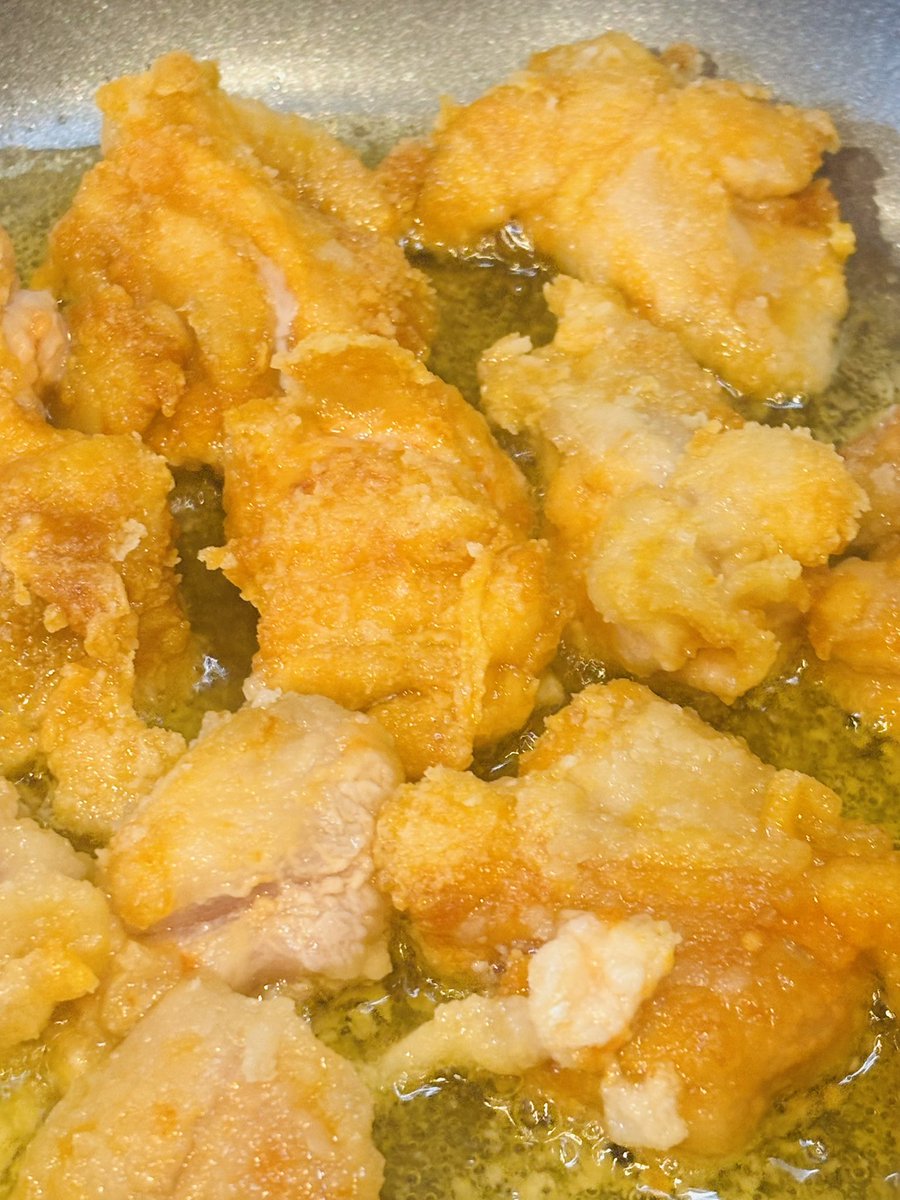 tukareta55111's tweet photo. 揚げ油が真っ赤なのでビビってこどもには塩からあげにしたけどパプリカの方を
一口あげたら
こっちがいい！と。
本当に辛くない。そしておいしい🤤
信じればよかった！
また作る！ https://t.co/01Gb4bKBrE