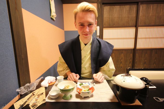 ArturGalata's tweet photo. 日本の旅館まじでふざけてるわ！！こんな品数、食べきれるわけないって思ってたのに、気がついたら全部食べてしもたし、ご飯おかわりまでしたし！！しかも一泊二日で一万円ほどで、さらに温泉もあるってどういうことやねん！！旅館中毒なってまうやんか！！いい加減にしろ！！もう2度と行く！！ https://t.co/CfYq5Hqxrk