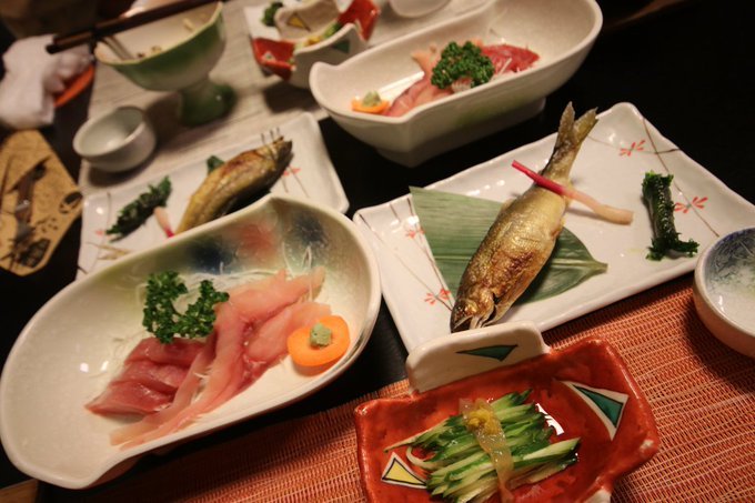 ArturGalata's tweet photo. 日本の旅館まじでふざけてるわ！！こんな品数、食べきれるわけないって思ってたのに、気がついたら全部食べてしもたし、ご飯おかわりまでしたし！！しかも一泊二日で一万円ほどで、さらに温泉もあるってどういうことやねん！！旅館中毒なってまうやんか！！いい加減にしろ！！もう2度と行く！！ https://t.co/CfYq5Hqxrk