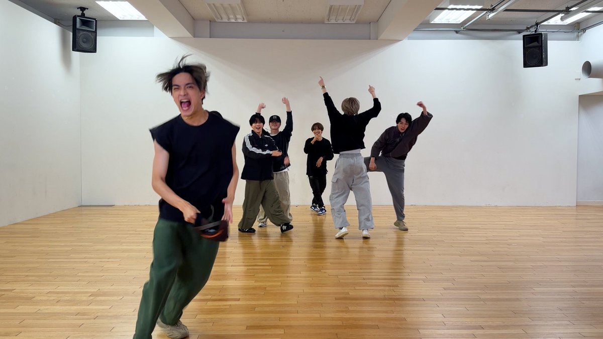 728_Storm's tweet photo. ／
「#Moonlit」リリース記念🌙💭
スペシャルキャンペーン コース紹介
【「Moonlit」Dance Practice編】🕺
＼

応募コース①は
「Moonlit」Dance Practiceを限定映像としてお届け！🎁

“フルサイズ”の1発撮りダンス映像。
靴と床が擦れる音も味になる、
「これぞダンプラ!!!!!!!」な映像となっています🎥

1発撮りの緊張から解き放たれた、
メンバー歓喜の様子を大公開😆📸

📝キャンペーン詳細はこちら
▶︎ https://t.co/t9if3jbPrD

#なにわ男子