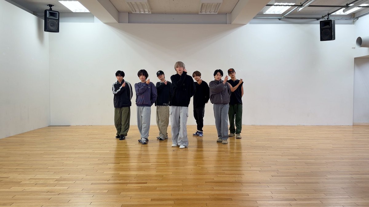 728_Storm's tweet photo. ／
「#Moonlit」リリース記念🌙💭
スペシャルキャンペーン コース紹介
【「Moonlit」Dance Practice編】🕺
＼

応募コース①は
「Moonlit」Dance Practiceを限定映像としてお届け！🎁

“フルサイズ”の1発撮りダンス映像。
靴と床が擦れる音も味になる、
「これぞダンプラ!!!!!!!」な映像となっています🎥

1発撮りの緊張から解き放たれた、
メンバー歓喜の様子を大公開😆📸

📝キャンペーン詳細はこちら
▶︎ https://t.co/t9if3jbPrD

#なにわ男子