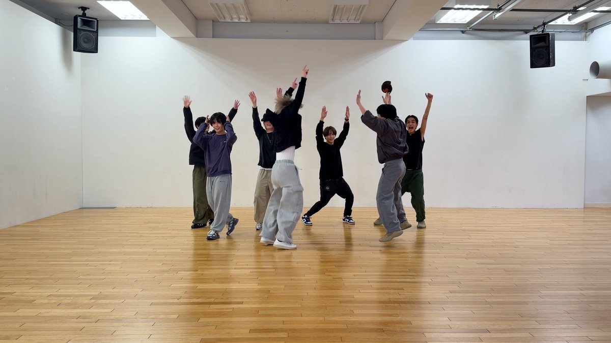 728_Storm's tweet photo. ／
「#Moonlit」リリース記念🌙💭
スペシャルキャンペーン コース紹介
【「Moonlit」Dance Practice編】🕺
＼

応募コース①は
「Moonlit」Dance Practiceを限定映像としてお届け！🎁

“フルサイズ”の1発撮りダンス映像。
靴と床が擦れる音も味になる、
「これぞダンプラ!!!!!!!」な映像となっています🎥

1発撮りの緊張から解き放たれた、
メンバー歓喜の様子を大公開😆📸

📝キャンペーン詳細はこちら
▶︎ https://t.co/t9if3jbPrD

#なにわ男子