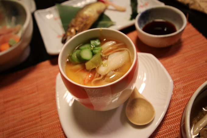 ArturGalata's tweet photo. 日本の旅館まじでふざけてるわ！！こんな品数、食べきれるわけないって思ってたのに、気がついたら全部食べてしもたし、ご飯おかわりまでしたし！！しかも一泊二日で一万円ほどで、さらに温泉もあるってどういうことやねん！！旅館中毒なってまうやんか！！いい加減にしろ！！もう2度と行く！！ https://t.co/CfYq5Hqxrk