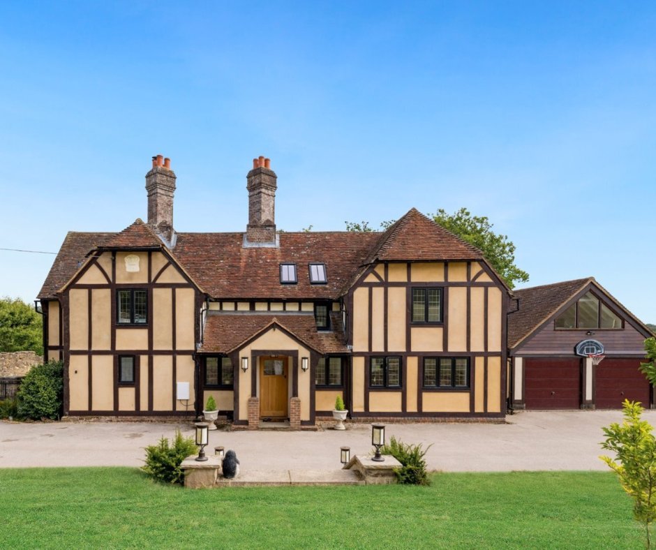 JacksonStops's tweet photo. A reimagined Sussex home on the edge of Horsted Keynes, set in just over 1.7 acres with its own lake and views across open fields. Four double bedrooms, home office, gym and sauna. Guide price £1,500,000.

https://t.co/SPJoC7xvu6

#horstedkeynes #westsussex #countryhome https://t.co/tPdHbOhaDk