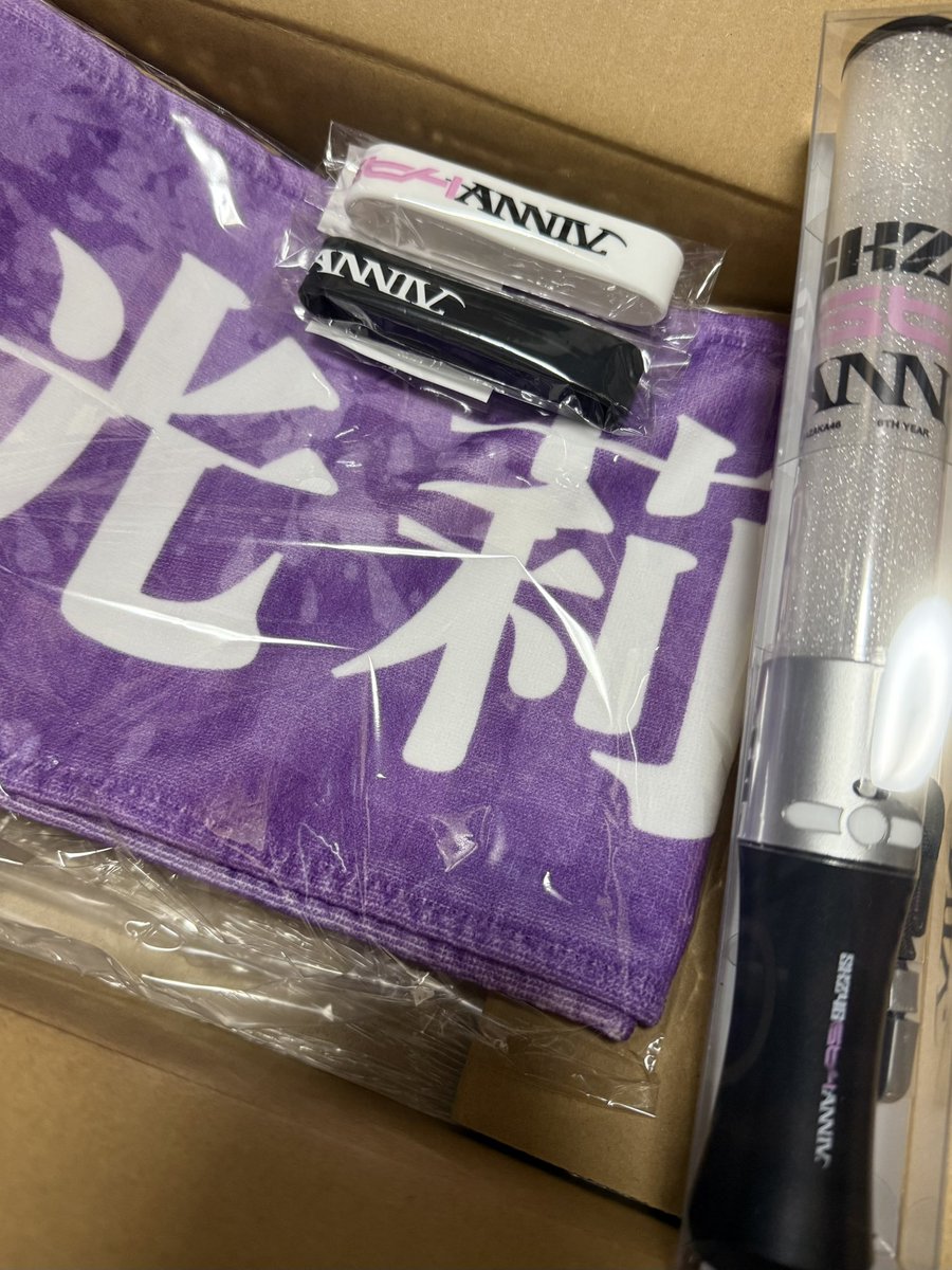 cannon_amada's tweet photo. #櫻坂6thアニラ グッズ届いたけど思ったよりも早かった♪
ペンライトが黒×銀とか好きな色。
 #櫻坂46
 #遠藤光莉 https://t.co/9k2DzK8R2x
