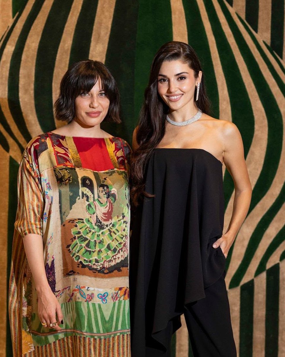 portalhandebr's tweet photo. A embaixadora da Pomellato, Hande Erçel, colaborou na curadoria de obras de cinco vozes criativas apresentadas ao lado das joias da Maison em Dubai. 💎🥂

📲 | Pomellato via Instagram.

🔗https://t.co/AcCN6q2gcP https://t.co/oeK7TPLqCn
