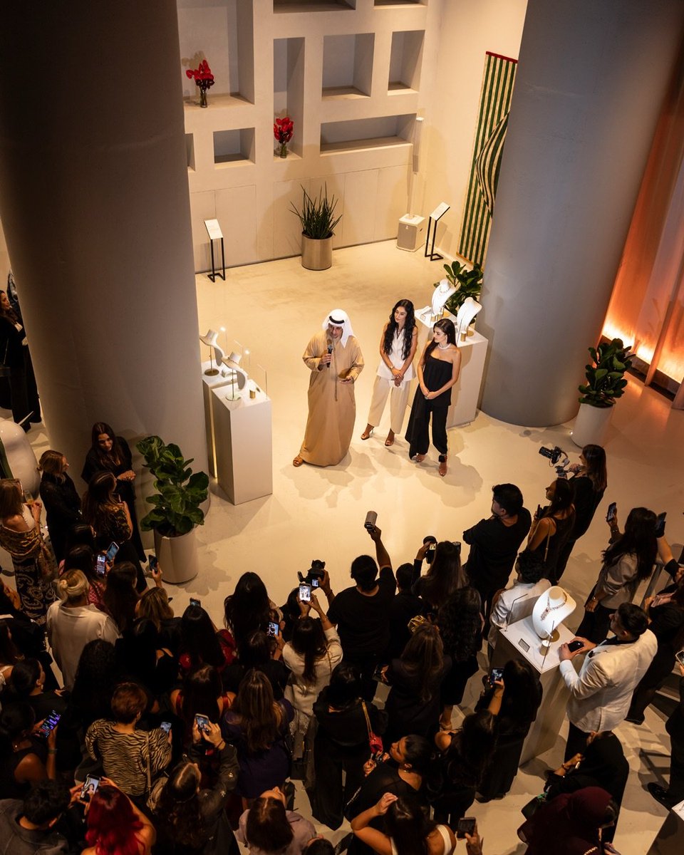 portalhandebr's tweet photo. A embaixadora da Pomellato, Hande Erçel, colaborou na curadoria de obras de cinco vozes criativas apresentadas ao lado das joias da Maison em Dubai. 💎🥂

📲 | Pomellato via Instagram.

🔗https://t.co/AcCN6q2gcP https://t.co/oeK7TPLqCn
