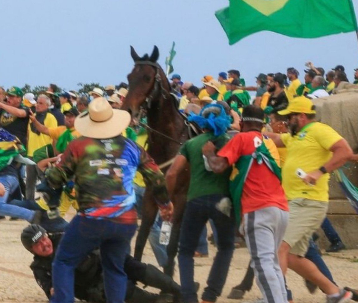 2Pacswifey_'s tweet photo. maltratar os animais é com essa gente mesmo! não lembram do 8 de janeiro?

bolsonaristas são uns monstros, unidos pela cegueira ideológica, maldade e a ignorância. https://t.co/TXBw3wCrWI