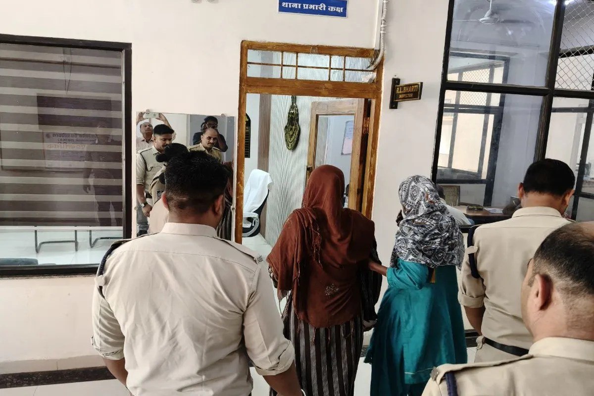 patrika_mp's tweet photo. नवजात को लावारिस छोड़ने वाली युवती और उसकी मां पकड़ाई, पुलिस को बताई पूरी कहानी.....see more
https://t.co/rrqWYgIsJ5 https://t.co/6qh3wv6Pk7