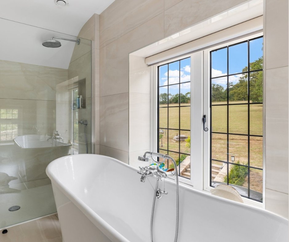 JacksonStops's tweet photo. A reimagined Sussex home on the edge of Horsted Keynes, set in just over 1.7 acres with its own lake and views across open fields. Four double bedrooms, home office, gym and sauna. Guide price £1,500,000.

https://t.co/SPJoC7xvu6

#horstedkeynes #westsussex #countryhome https://t.co/tPdHbOhaDk