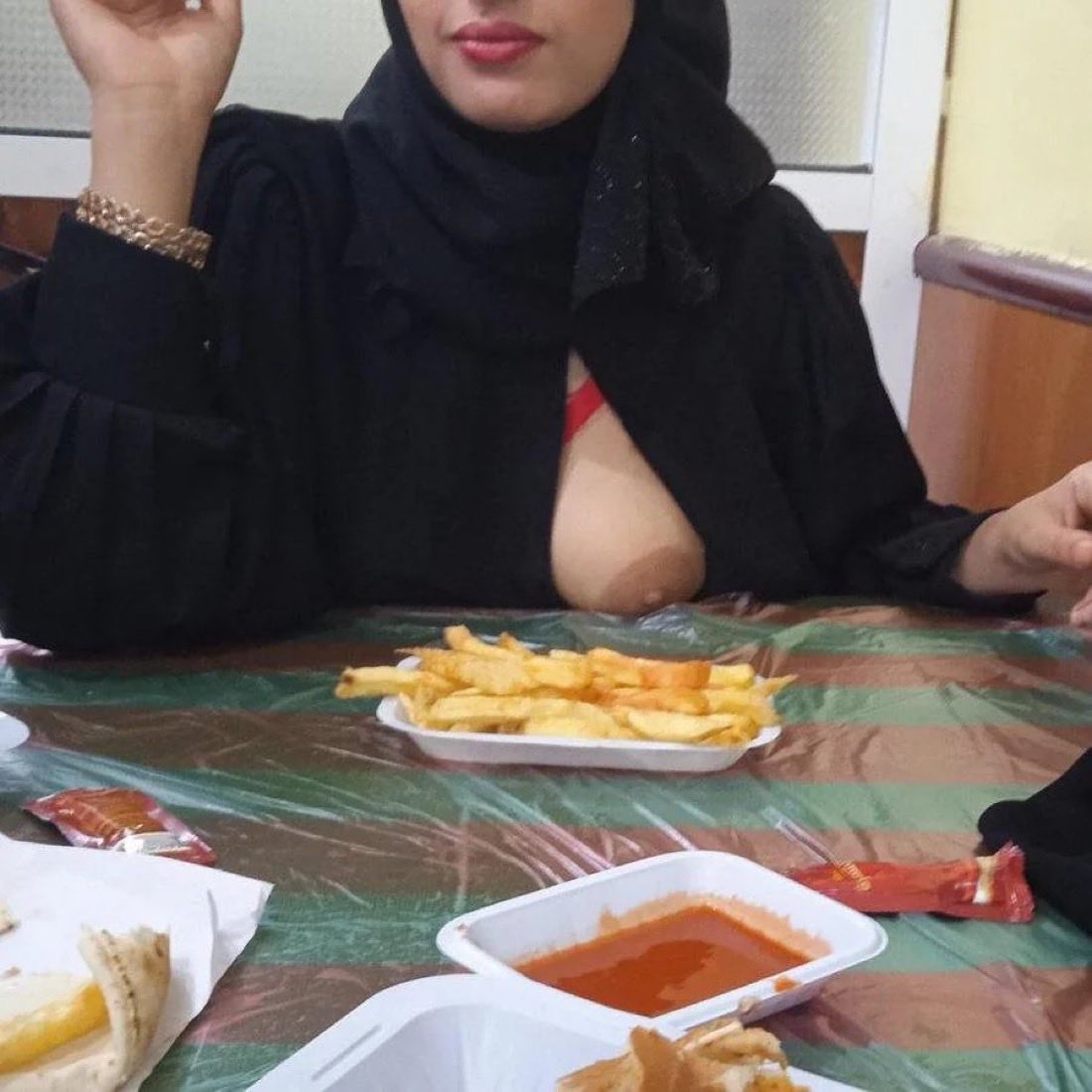 JANNAHH786's tweet photo. Pious Aalima with her Uncut BF🧕😈🥵 https://t.co/1OuDY8TEMh