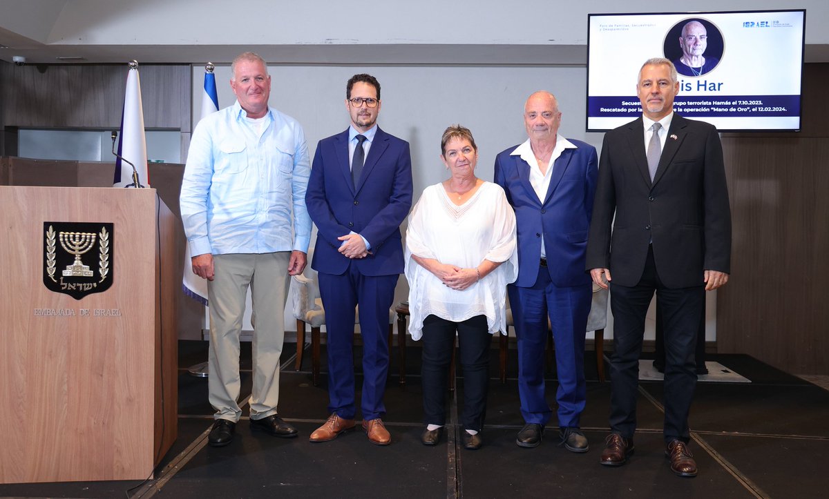 IsraelinRepDom's tweet photo. Con gran éxito tuvimos un conmovedor encuentro con el señor Luis Har y su esposa Clara Halman, ex secuestrados por el grupo terrorista Hamás, quienes contaron su testimonio de cómo fue el proceso de secuestro y su vida en cautiverio por varios meses. 

Durante en encuentro, Luis y Clara ofrecieron detalles de su rescate y firmaron ejemplares de su libro “Rescatado”, escrito por Luis Har. 

Agradecemos al Foro de Familias, de Secuestrados y Rescatados por hacer posible este evento. 

#IsraelenRD