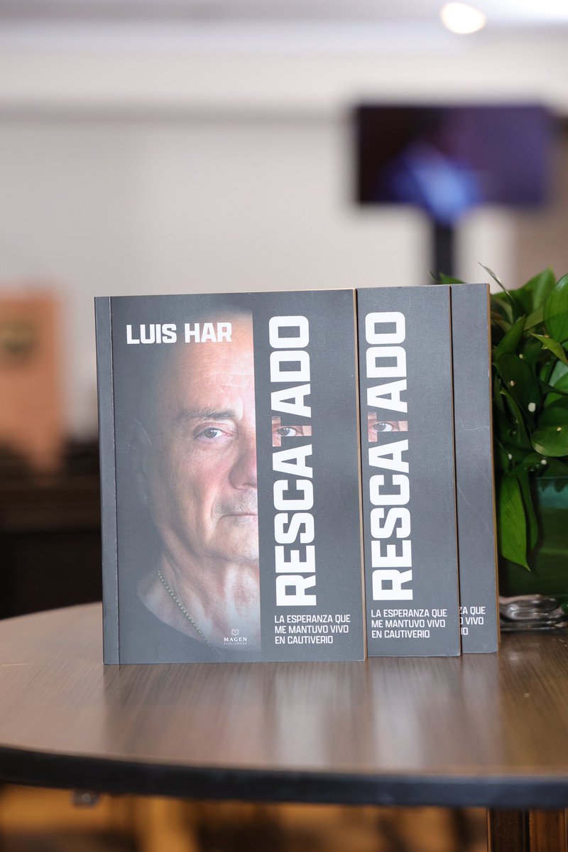 IsraelinRepDom's tweet photo. Con gran éxito tuvimos un conmovedor encuentro con el señor Luis Har y su esposa Clara Halman, ex secuestrados por el grupo terrorista Hamás, quienes contaron su testimonio de cómo fue el proceso de secuestro y su vida en cautiverio por varios meses. 

Durante en encuentro, Luis y Clara ofrecieron detalles de su rescate y firmaron ejemplares de su libro “Rescatado”, escrito por Luis Har. 

Agradecemos al Foro de Familias, de Secuestrados y Rescatados por hacer posible este evento. 

#IsraelenRD