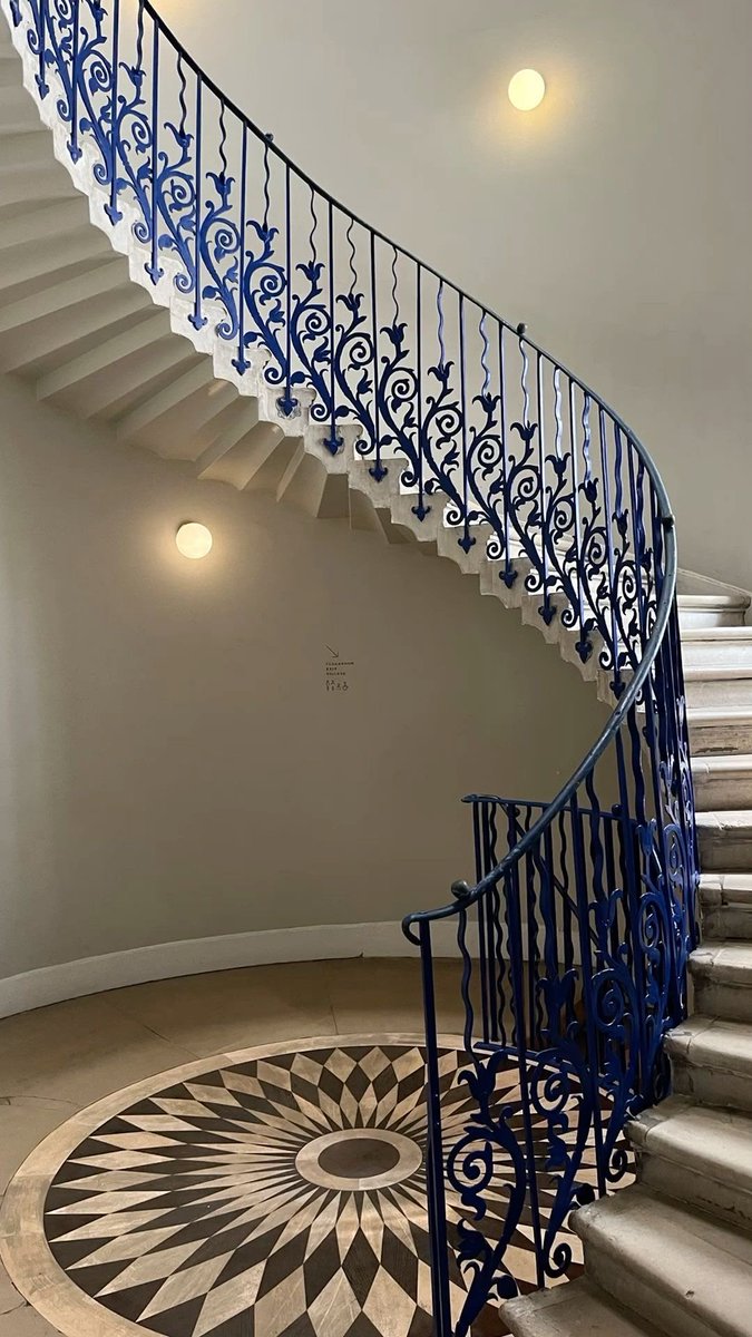 lunecrumbss's tweet photo. tulip stairs 🌷💙 https://t.co/CPi4mjz5RO