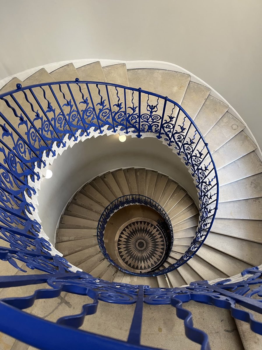 lunecrumbss's tweet photo. tulip stairs 🌷💙 https://t.co/CPi4mjz5RO