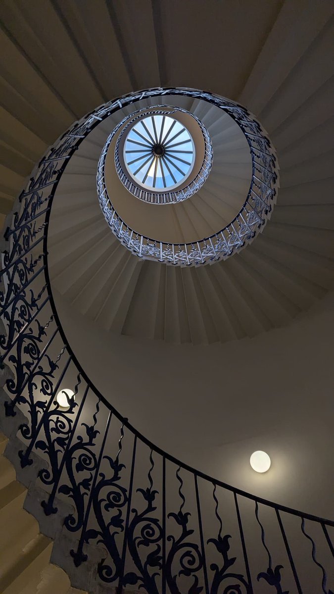 lunecrumbss's tweet photo. tulip stairs 🌷💙 https://t.co/CPi4mjz5RO