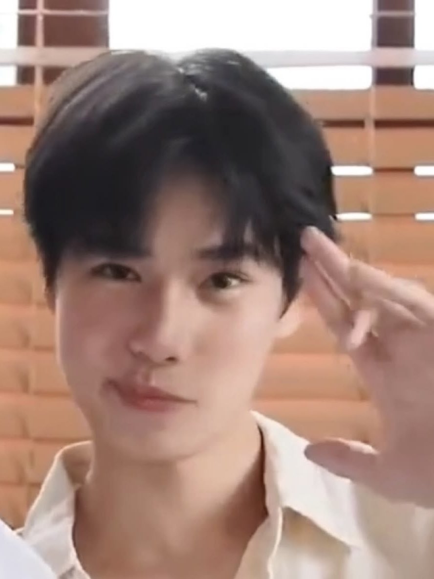 pondlert_'s tweet photo. mirip posenya😼🤏🏻 https://t.co/zrzqPRUE3H