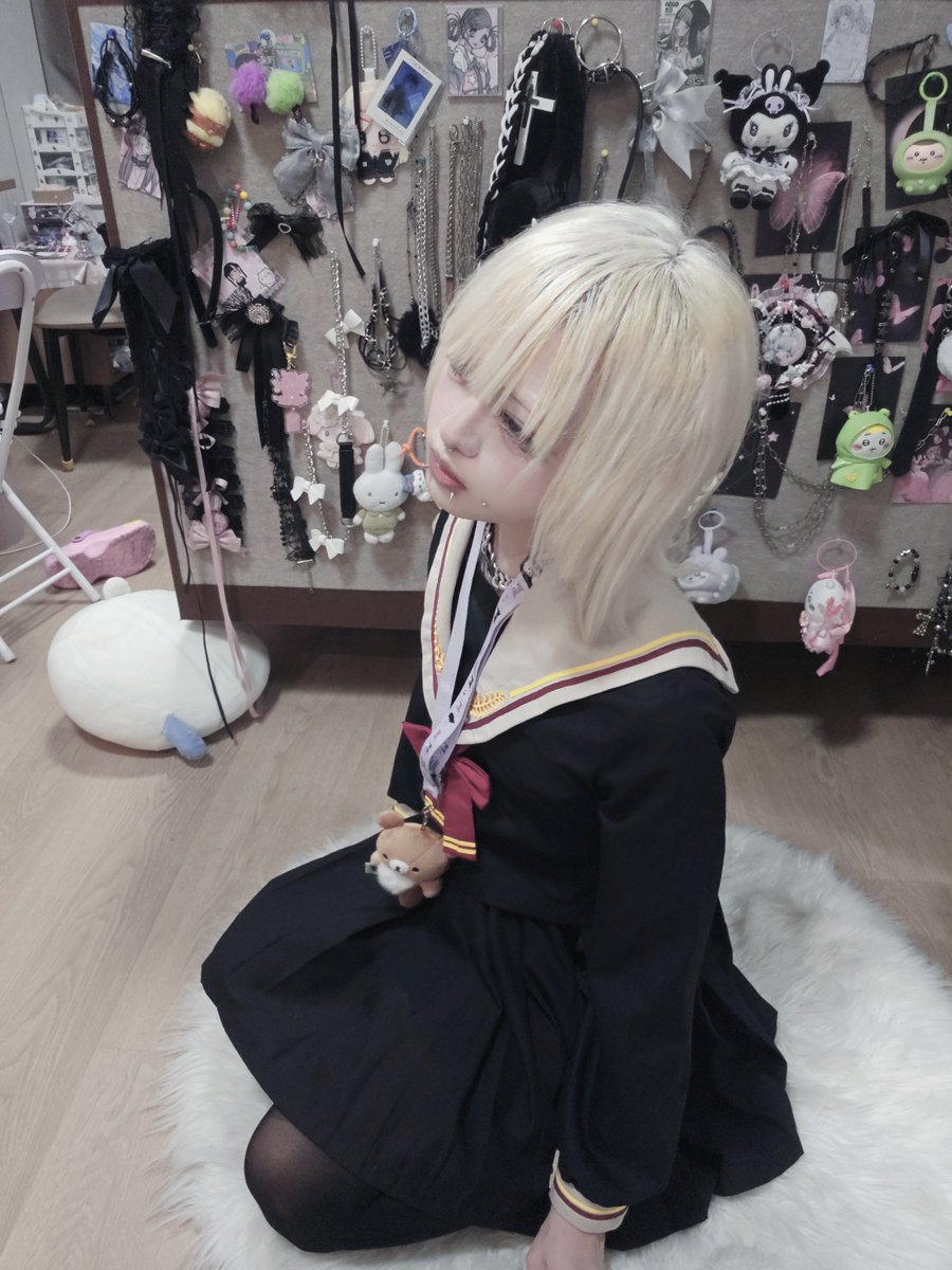 LiLi35950710883's tweet photo. 我觉得我没有“女装”过，我只是很多年前就只这么穿了，只是在选我喜欢的衣服，而不是我觉得女生就应该这样穿男生就应该那样穿。如果你以一种背德感或者性化的角度去对待穿搭这件事，觉得偷偷穿裙子高跟或者pdd水色系就很爽，就会有浓浓的非日常感，审美反而会被严重框住。到五十岁也要穿自己喜欢的衣服 https://t.co/QWWWXlfDSd