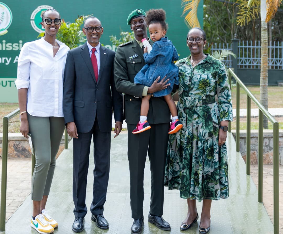 HAKUZWUMUREMYI's tweet photo. Yari umwana ugira ikinyabupfura n’isuku – Abazi Perezida Kagame akiri ku ntebe y’ishuri
===========================

Perezida Kagame yujuje imyaka 69. Ni umunsi Abanyarwanda benshi bishimira kuba bafite umuyobozi utagereranywa wafashije u Rwanda kuba igihugu cyubashywe aho ariho hose.

Ashimirwa kuba yaritangiye igihugu akayobora urugamba rwo guhagarika Jenoside yakorewe Abatutsi mu 1994, kuba ari umuntu wanga akarengane, uharanira iterambere, ukunda isuku n’ibindi.

Abazi Perezida Kagame mu buto bwe basobanura ko imyitwarire ye ya none idatandukanye n’uko yari ameze mu buto bwe. Umwe mu bantu bari impunzi muri Uganda aho Perezida Kagame yize yagize ati “ Muri Rwengoro Primary School ari mu nkambi ya Gahunge naho ni uko yari ameze.”

Yakomeje agira ati “Nk’abana bigaga mu mashuri abanza, yari umwana ugira ikinyabupfura, akabaza abandi ati kuki wambaye utyo, kuki ufite umwanda. Isuku ye ni iya kera”.

Abamenye Perezida Kagame bavuga ko iyo myitwarire ahanini ayikesha uburyo yarezwe n’ababyeyi be kuko bari abantu biyubashye muri sosiyete n’aho babaga mu nkambi. Ikindi kandi ngo ntiyatinyaga guhwitura n’umuntu umuruta mu myaka mu gihe cyose yabonaga hari amakosa.

Ati “Mukuru we twakundaga gukinana umupira, akatubwira ati, kuki mutagiye kwiga. Niganaga na mukuru we. [Kagame] we yarakinaga ariko agakina mu kinyabupfura.”

Urukundo rwo kwitangira igihugu narwo si urwa none. Tito Rutaremara yigeze kuvuga ko Perezida Kagame akiri mu nkambi, we na Fred Rwigema bakundaga kujya kureba umusaza witwaga Maliko akabaganiriza ku mateka y’u Rwanda n’ibindi bijyanye nabyo.

Undi muntu uzi umuryango wa Perezida Kagame we yagize ati “Iteka na Se, Rutagambwa, yatorwaga mu bayobozi b’impunzi mu nkambi ya Rukinga. Mwarazaga bakabakirira Rukinga, nyuma bakabohereza Nshungerezi n’ahandi. Muri Rukinga, Se yakundaga gutorwa.”

Komereza aha 👇🏾 
https://t.co/KjuhzSl4mC