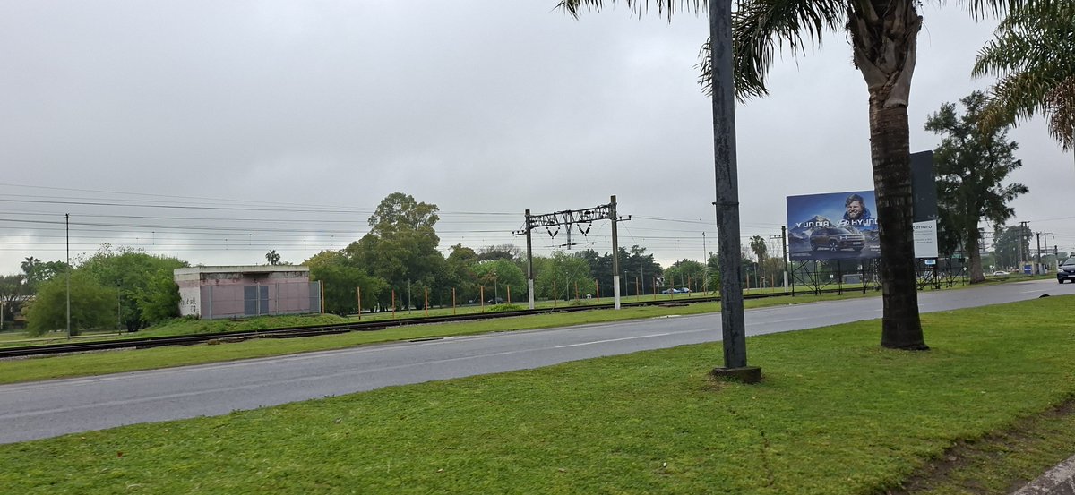 Turcolibia's tweet photo. #Dato: Comenzo el cierre del sector de #CityBell del Parque Lineal Boveri atrás de la estación de trenes de dicha localidad. Allí todos los sabados y feriados se armaba una feria americana de más de 150 puestos #LaPlata. El cierre será desde Guemes a 475 entre las vias y 12 https://t.co/MAeCncbMiL