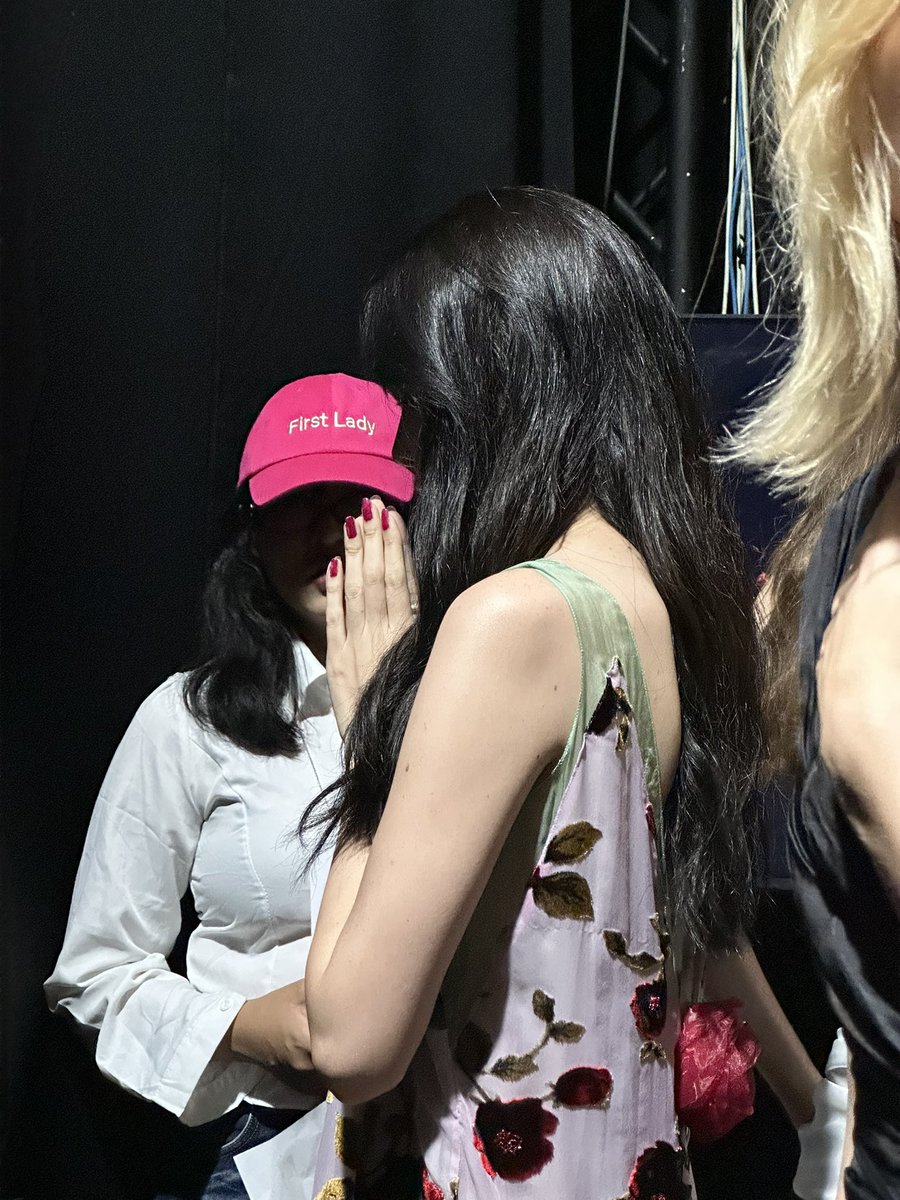 plainuaysaur's tweet photo. ไทยแท้

CL EFW2026 ICONSIAM
 #AurumBkkEFW26xCharlotte https://t.co/Lkm5tIflcX