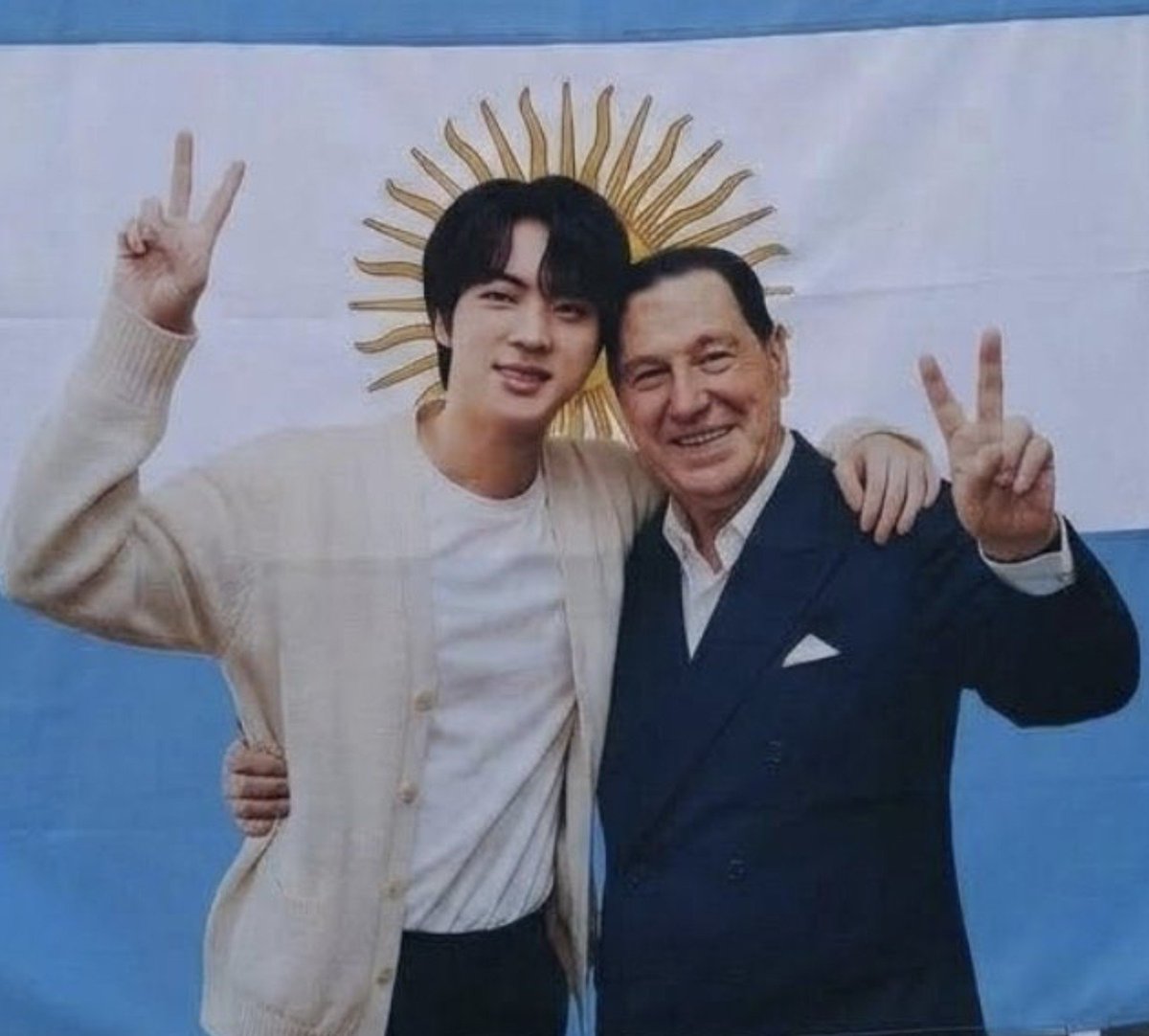 piquitodejimin's tweet photo. "que todas trabajen menos y ganen más"  seokjin compañero https://t.co/g0WD40Q9Zq