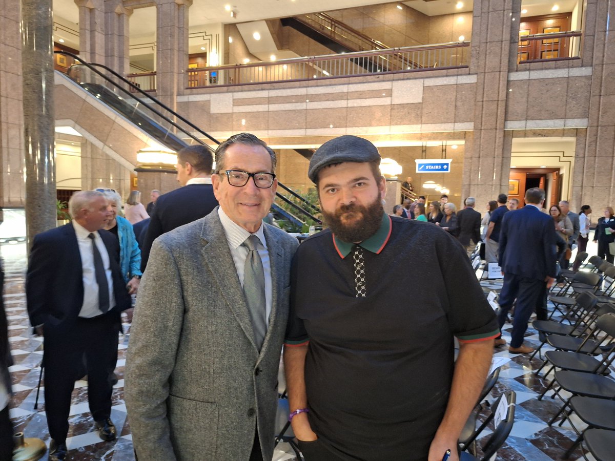 jayoung3292's tweet photo. @NancyWymanCT @ChrisMurphyCT Great to see my friend, #FormerGovernor @DanMalloyCT at the LOB on #Tuesday Hadn't seen him in 8 YEARS and he immediately recognized me! Very impressive! I want to thank him for his service to our great state! His LG, @NancyWymanCT would be proud! 🙏 #CTPolitics #RestinPower ✊️ https://t.co/OJyTEpOqHy