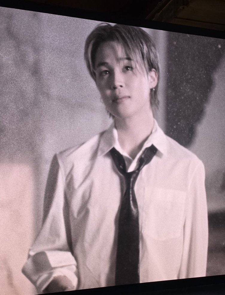 info_jimin's tweet photo. A doçura desse olhar! Ele não sabe que eu começaria guerras por ele. https://t.co/UDglEIMP77
