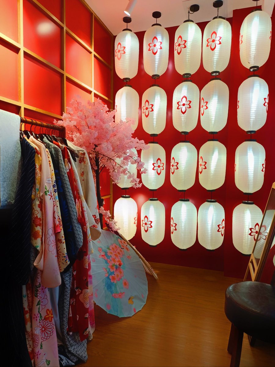 M29192979's tweet photo. [廊下の缎帘のそばで、店员が缎芬を拐して新しい兑を出す様子を見た。]， https://t.co/usRU1TgM3D