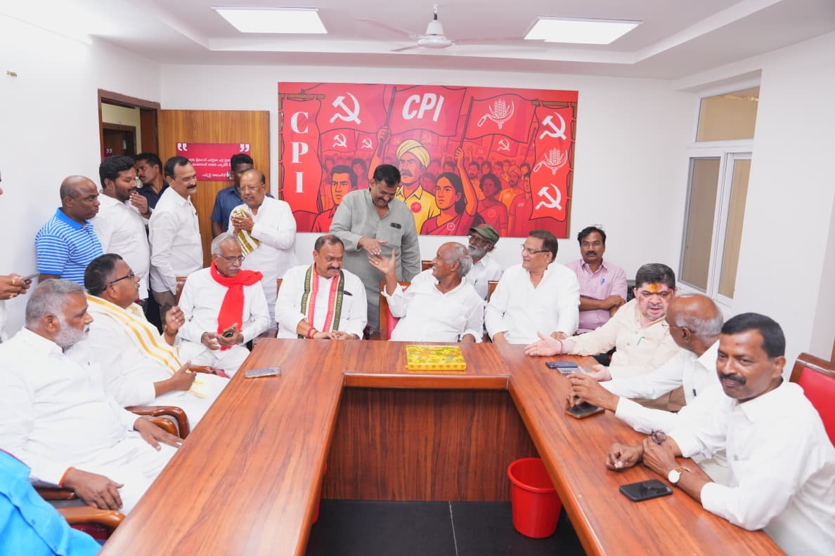 Congress4TS's tweet photo. Congress Seeks CPI Support in Graduate MLC Elections

పట్టభద్రుల ఎన్నికల్లో సీపీఐ మద్దతు కోరిన కాంగ్రెస్

సీపీఐ రాష్ట్ర కార్యాలయంలో ఇరు పార్టీల నేతల సమావేశం

సీపీఐ రాష్ట్ర కార్యాలయంలో కాంగ్రెస్, సీపీఐ నేతలు సమావేశమయ్యారు. పట్టభద్రుల ఎన్నికల్లో కాంగ్రెస్ పార్టీకి మద్దతు ఇవ్వాలని సీపీఐ నేతలను కాంగ్రెస్ నాయకులు కోరారు

ఈ సమావేశంలో టీపీసీసీ అధ్యక్షుడు మహేష్ కుమార్ గౌడ్, మంత్రులు పొన్నం ప్రభాకర్, అజారుద్దీన్, రాజ్యసభ సభ్యుడు వేం నరేందర్ రెడ్డి, ఎంపీ మల్లు రవితో పాటు సీపీఐ రాష్ట్ర కార్యదర్శి కూనంనేని సాంబశివరావు, ఎమ్మెల్సీ నెల్లికంటి సత్యం, జాతీయ కార్యవర్గ సభ్యులు పల్లా వెంకట్ రెడ్డి, చాడ వెంకట్ రెడ్డి తదితరులు పాల్గొన్నారు.

అలాగే సీపీఐ రాష్ట్ర కార్యదర్శివర్గ సభ్యులు వీఎస్ బోస్, ఈటీ నరసింహ, తక్కళ్లపల్లి శ్రీనివాస్ రావు, కలవేని శంకర్, బాల నరసింహ తదితరులు సమావేశానికి హాజరయ్యారు.

• @RamMohanINC 
• @sarvothamreddy