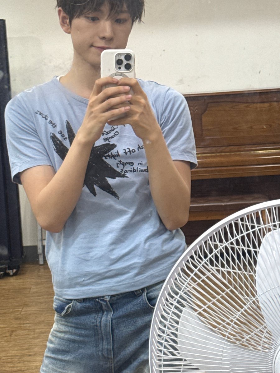 yuudeiji's tweet photo. Foto bareng kipas angin banget ya yus? https://t.co/5S5WhVvnXB