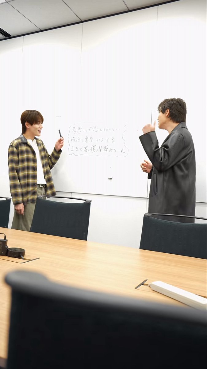 1010_ri's tweet photo. #多摩川で恋したい
どなたかがお見送りで歌ってたからメンバー知ったのかな🥰
今日はメボの2人👬🩷🤍
どこかで披露してくれるのかな?🤭
🪑越しの撮影がまたいい❗️
#Ruby
#向山毅
#塩田将己 https://t.co/6LJQd7jgNA