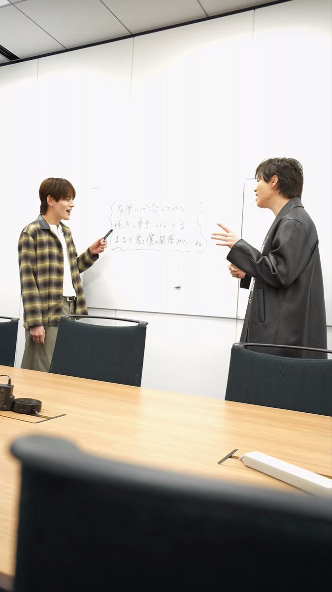 1010_ri's tweet photo. #多摩川で恋したい
どなたかがお見送りで歌ってたからメンバー知ったのかな🥰
今日はメボの2人👬🩷🤍
どこかで披露してくれるのかな?🤭
🪑越しの撮影がまたいい❗️
#Ruby
#向山毅
#塩田将己 https://t.co/6LJQd7jgNA