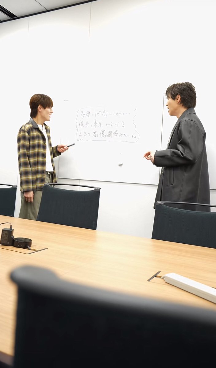 1010_ri's tweet photo. #多摩川で恋したい
どなたかがお見送りで歌ってたからメンバー知ったのかな🥰
今日はメボの2人👬🩷🤍
どこかで披露してくれるのかな?🤭
🪑越しの撮影がまたいい❗️
#Ruby
#向山毅
#塩田将己 https://t.co/6LJQd7jgNA