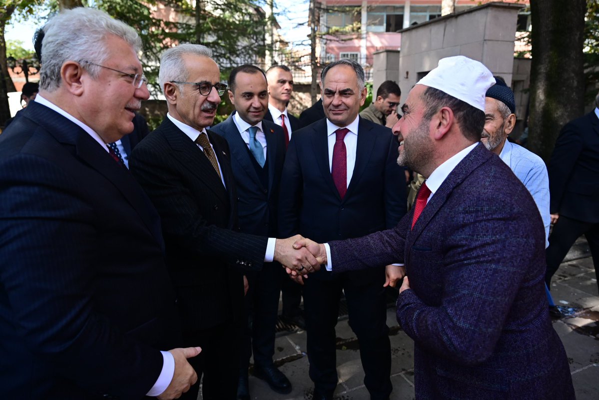 a_uraloglu's tweet photo. Misafirperverliği ve samimiyetiyle gönüllerimizde ayrı bir yere sahip olan Çankırılı hemşehrilerimizle bağlarımızı pekiştirmeye devam ediyoruz. 🤝

Cuma namazı öncesinde esnafımız ve hemşehrilerimizle selamlaşarak hayırlı işler ve bereketli kazançlar diledik. 🌿

📍Çankırı

#TürkiyeHızlanıyor 🇹🇷