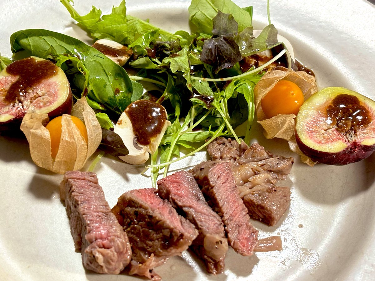 m_rinji's tweet photo. ワインタイムは国産牛(千葉県)ステーキ、イチジク・食用ホオズキのサラダ添え(私の作)です。ワインはイタリア赤、音楽はビル・エバンズ・トリオ Explorations を合わせています https://t.co/cYlZiHEgbm
