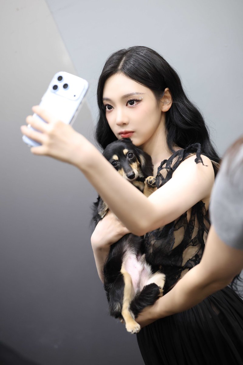 ovokkfine's tweet photo. me imagining im ningning’s gf: 
snapped this pic of her n seven backstage at her bday party, n tonight the 3 of us r sharing the bed 😭
#NINGNING https://t.co/9nvQLuazdF