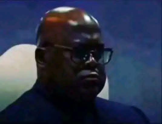 JosephEdeba's tweet photo. QQUESTIONNER LES ÉVIDENCES DEVIENT UN MOTIF DE MOQUERIE EN RDC?

À propos de ma récente publication sur la nomenclature utilisée par CANAL+ en RDC, le véritable problème réside dans le refus collectif congolais d'approfondir la réflexion autour de cette catégorisation notamment ses implications symboliques et son éventuel impact sur les représentations collectives, dans un contexte marqué par une crise sécuritaire persistante dans l’Est du pays.

Une distinction qui paraît purement technique peut, dans certaines circonstances, être instrumentalisée par des imaginaires ségrégationnistes pour alimenter des discours de différenciation entre Congolais. Il ne s’agit pas d’affirmer qu’une telle intention existe nécessairement derrière cette nomenclature, mais de reconnaître que les représentations méritent parfois d’être interrogées au-delà de leur apparente neutralité.

Comme nous y invite la pensée de Valentin-Yves Mudimbe, il importe de questionner les évidences, de déconstruire les catégories et d’examiner les représentations qu’elles véhiculent. 
Aucune convention ne devrait être soustraite à la réflexion critique sous le seul prétexte qu’elle est ancienne ou communément admise.

Malheureusement, beaucoup ici préfèrent réduire cette interrogation à une simple question géographique, allant jusqu’à tourner en dérision une préoccupation qui mérite pourtant un examen sérieux. 
Certains vont même jusqu’à s’attaquer à notre capacité de réflexion et à nos parcours scolaires et académiques, au lieu de répondre au fond de notre argumentation.

Cette expérience dégoûtante m’a rappelé une réalité préoccupante : dans certains espaces de discussion, une multitude de réactions irréfléchies peut étouffer une idée qui mérite pourtant d’être examinée avec attention. Cette dynamique fait écho à une réflexion plus générale sur le conformisme intellectuel et la difficulté qu’éprouvent certaines sociétés à accueillir les idées qui remettent en question leurs certitudes.

Anton Tchekhov, par son regard critique sur les travers de la société et les limites de la pensée humaine, nous rappelle l’importance de l’esprit critique face aux conventions et aux certitudes collectives. L’enjeu n’est pas de prétendre que toute idée minoritaire est nécessairement intelligente, mais de reconnaître qu’aucune réflexion ne devrait être disqualifiée par la seule moquerie ou par le poids du nombre des commentaires négatifs.

Pour ma part, mon avis, qui n’a aucune prétention à s’imposer à tous, demeure le suivant : cette nomenclature mérite d’être réexaminée, non pas parce que les fuseaux horaires constitueraient en eux-mêmes un problème, mais par souci de vigilance face à toute interprétation identitaire ou à toute instrumentalisation susceptible de fragiliser davantage la cohésion et l’unité nationales.

Il ne s’agit ni d’accuser sans preuve CANAL+ de poursuivre un agenda politique moins encore, nier les réalités géographiques qui justifient l’existence de deux fuseaux horaires en RDC. Il s’agit plutôt de s’interroger sur le choix des appellations, leur portée symbolique et les représentations qu’elles peuvent contribuer à entretenir.

Car la balkanisation ne se pense pas uniquement à travers les armes et les revendications territoriales ; elle peut aussi être nourrie par des discours et des représentations lorsqu’ils sont délibérément instrumentalisés. Cela ne signifie pas que toute distinction géographique participe à une telle entreprise, mais que la vigilance intellectuelle demeure nécessaire.

Je reste donc attaché à une conviction: questionner n’est pas accuser, tout comme examiner n’est pas condamner et réfléchir n’est pas céder à la paranoïa en référence aux conclusions hâtives de certains.

@csac_rdc