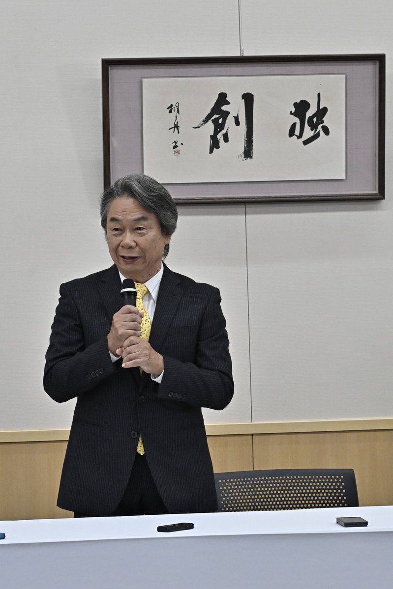 famitsu's tweet photo. 任天堂・宮本茂氏「僕らはいつも“ものを作る”ということと“作業すること”を分けています」
https://t.co/ecAzpWX5lJ

●AIがいろいろな作業をしてくれるようになればなるほど、「本当に作るとは何なのか」をみんなが真摯に考える機会になる（AIについて）

●リビングの中心にずっとゲーム機があって、そこでみんながくつろいだり、日々暮らしている。そういうものになるのは、とても任天堂らしいなと（社会の中のゲーム）

●「ずっと右に走っていくゲームなんだから、一番右に行ったら勝ち。クッパとは戦わない、倒さない」と思いついたのが発明でした（『マリオ』開発裏話）

●「このゲームはおもしろかったけど、ここをこうしたらもっとおもしろくなる」というスタートは、やめたほうがいい（若いクリエイターへ）

文化勲章受章記者会見で語った哲学――詳しくは記事で！