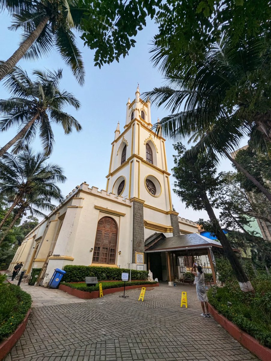 MariaSValle's tweet photo. St. Thomas Cathedral marked colonial Bombay’s point zero, the city’s 18th-century center. Built in 1718, it was Bombay’s first Anglican church. Of 16 milestones commissioned in 1817, 10 remain in their original locations. https://t.co/qrbsZXEn9E