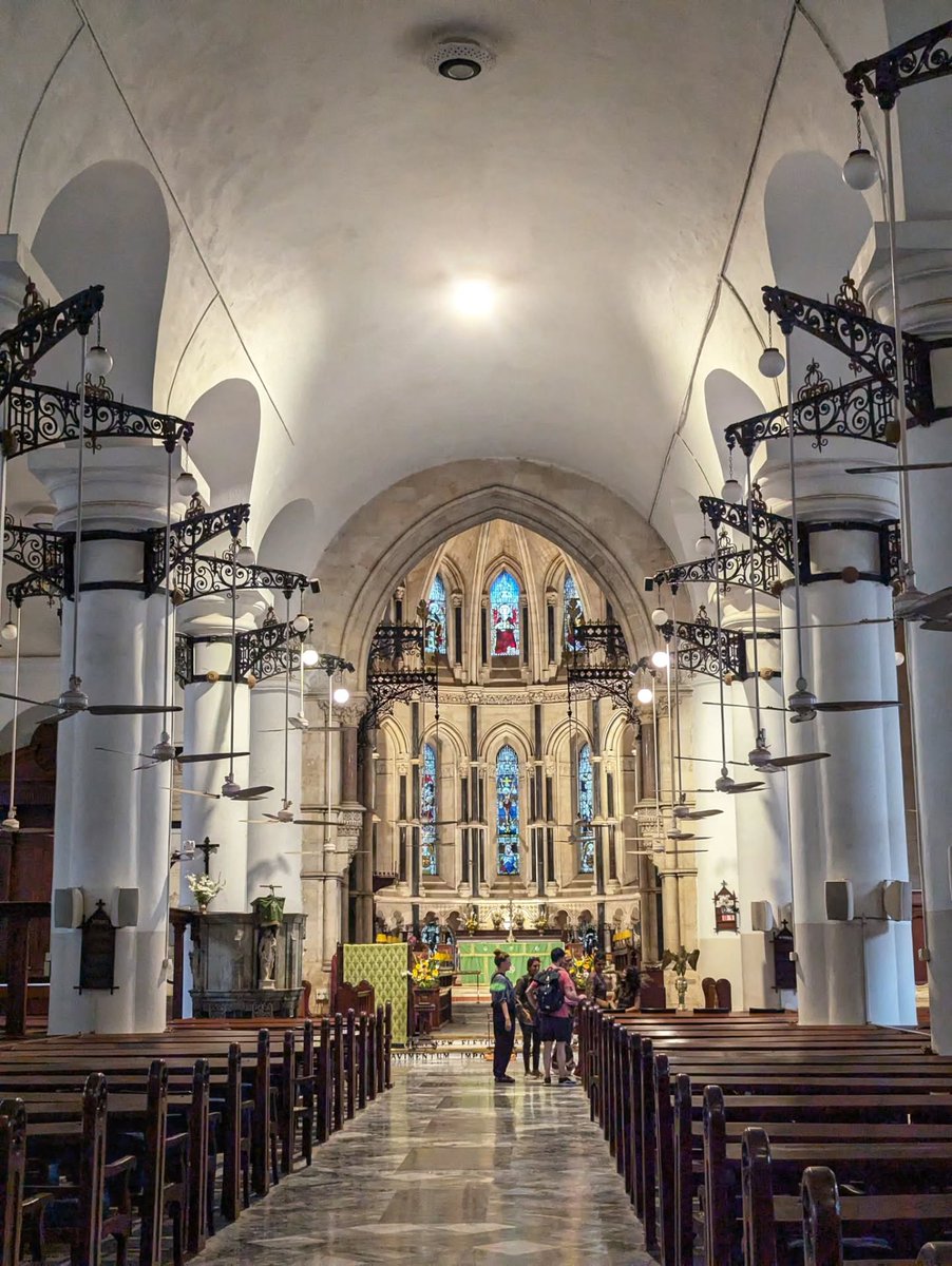 MariaSValle's tweet photo. St. Thomas Cathedral marked colonial Bombay’s point zero, the city’s 18th-century center. Built in 1718, it was Bombay’s first Anglican church. Of 16 milestones commissioned in 1817, 10 remain in their original locations. https://t.co/qrbsZXEn9E