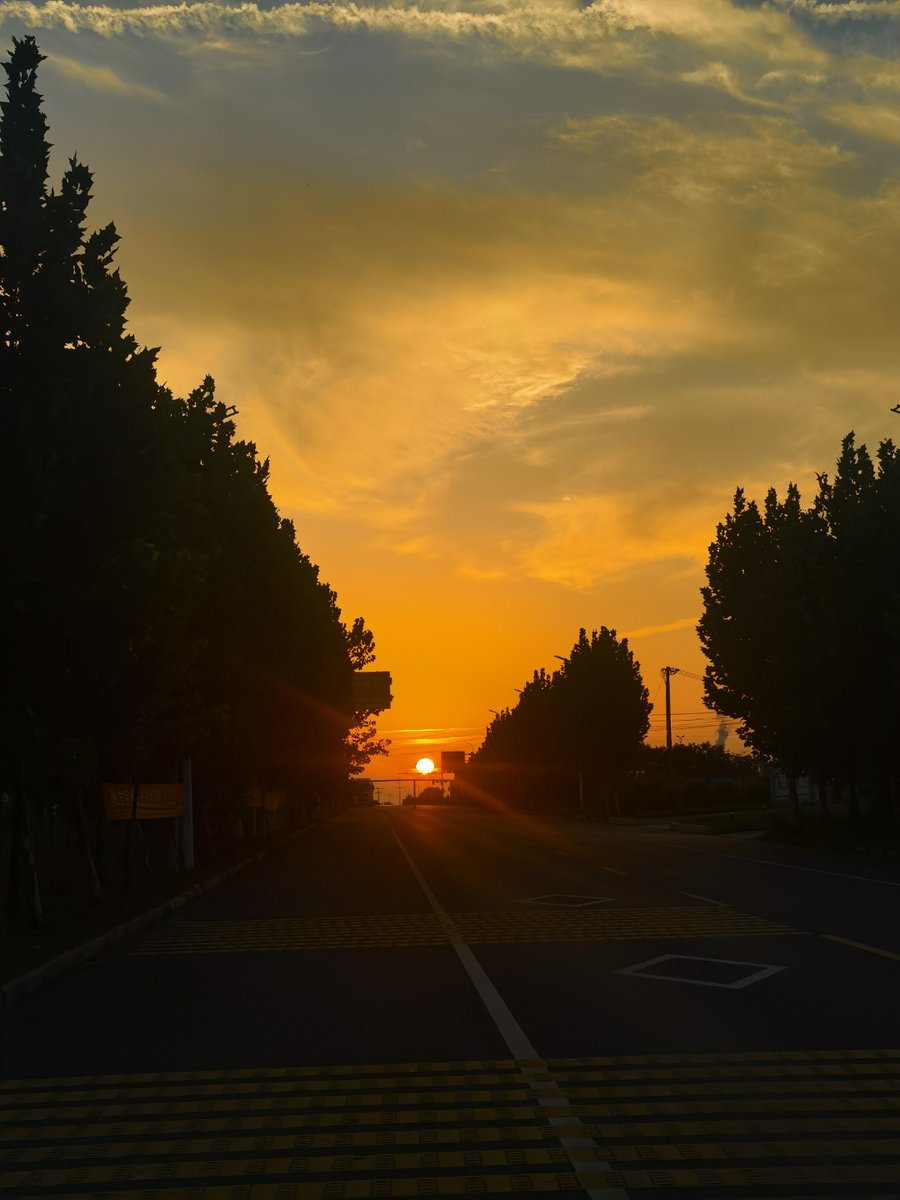 CreativeTks's tweet photo. 「今日の夕暮れ、霞の中に浮かぶ尾根がとても神秘的だった」， https://t.co/pBodAEKubE