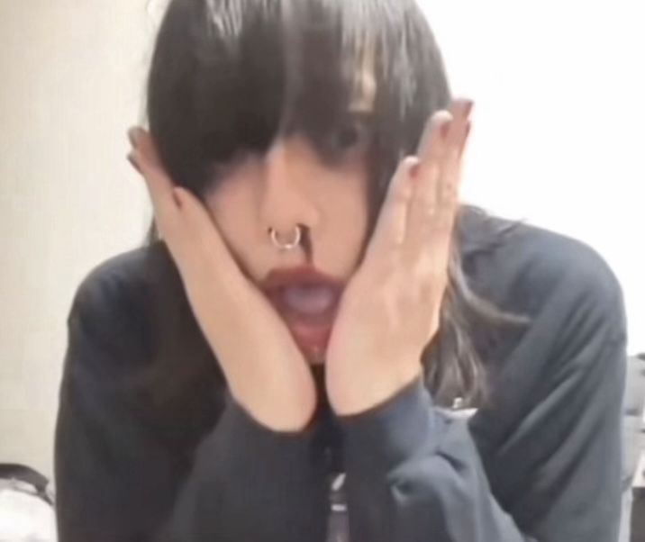 kyuogii's tweet photo. menhera kei fans when a bandman is actually menhera: https://t.co/0VgZR1mx5g